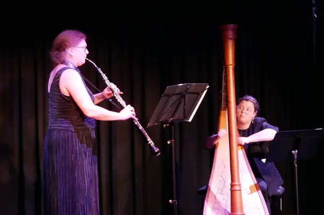 Yvonne Schabarum, Englischhorn, und Diandra Grzeskowiak, Harfe, gastierten auf der Bühne des Kleinen Theaters im Rheinforum.  | Foto: Anita Brandtstäter