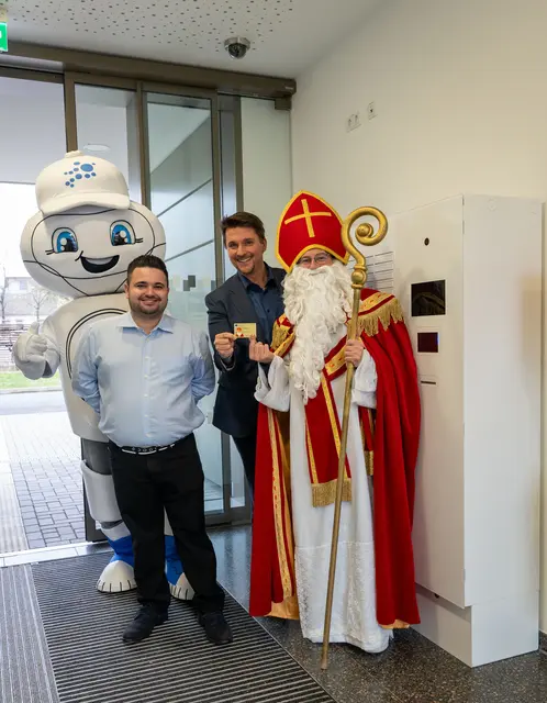 Auch der Nikolaus (rechts) benötigt einen Ausweis, hier mit (von links) Smarta, Patrick Ferreira Viegas (Bürgeramt) und Bürgermeister Alexander Biber. | Foto: Stadt Troisdorf
