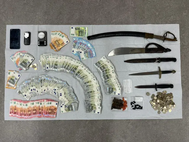 Bargeld, Handys, Drogen und Waffen stellen die Beamten sicher. | Foto: Polizei Köln