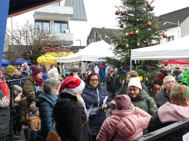 Zahlreiche Besucher schauten auf dem Kaldauer Adventsmarkt nach Weihnachtsgeschenken aus und genossen die freundliche Atmosphäre, die Leckereien sowie die Musik. | Foto: Gast