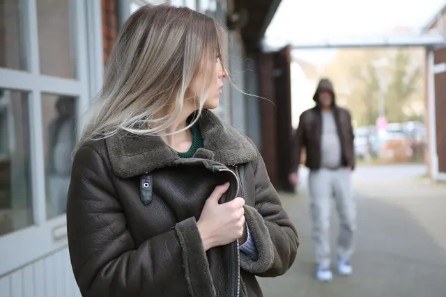 Frau dreht sich nach Verfolger um. | Foto: Symbolbild: Joerch - stock.adobe.com