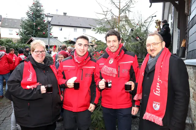 Die „Macher“ der „Döörper Weihnacht“: Sabine Fries, Lucas Dunell und Florian Hohn mit Bürgermeister Matthias Jedich (v.l.). | Foto: Steimel