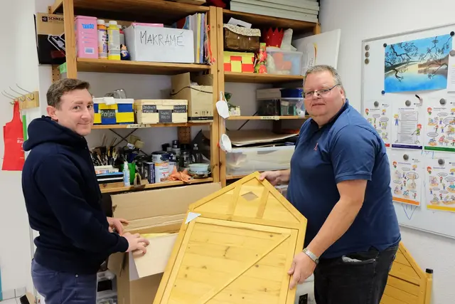 Gemeinsam bauten sie das Gartengerätehaus: Alexander Faber und Dirk Flach. | Foto: Reha & Beruf Hennef A.I.R Gruppe 20