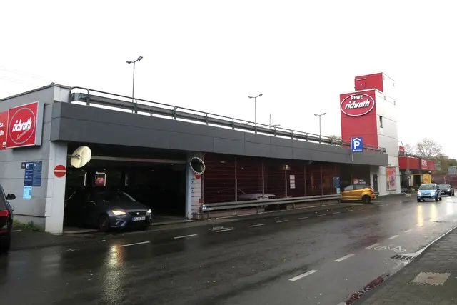 Nicht hoch genug für Politiker: Schon lange denken die Lindenthaler Bezirksvertreter über eine Aufstockung des Rewe-Parkhauses an der Rhöndorfer Straße nach. | Foto: Hermans