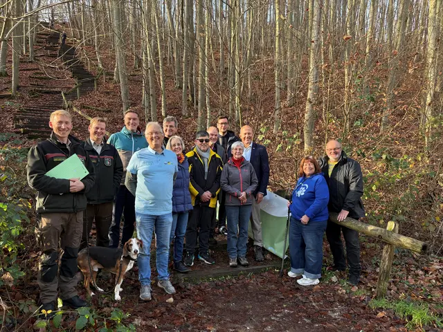 In Zusammenarbeit von Wald und Holz NRW, dem Naturpark Rheinland sowie engagierten Verein aus Glessen, Dansweiler und Königsdorf wurde die beliebte Himmelsleiter an der Glessener Höhe saniert.  | Foto: Andrea Floß 