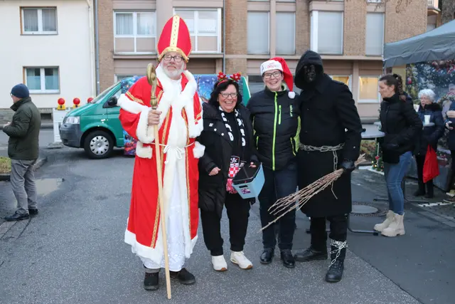 Losverkauf mit viel guter Laune und Unterstützung von Nikolaus und Hans Muff. Annelie Wiedenau (2. von links) und Gaby Winkler von den Jecke Lööre. | Foto: Losverkauf mit viel guter Laune und Unterstützung von Nikolaus und Hans Muff. Annelie Wiedenau (2.v.li.) und Gaby Winkler von den Jecke Lööre.Fotos: Kaiser