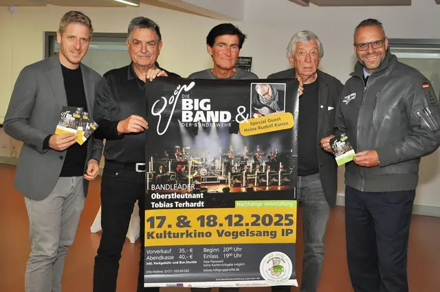 Stellten das Programm vor: (v. l.) Landrat Markus Ramers, Achim Liedtke (Hilfsgruppe Eifel), Thomas Kreyes (Geschäftsführer Vogelsang ip), Willi Greuel (Vorsitzender Hilfsgruppe Eifel) und Bundeswehr-Bigband-Tourmanager Johannes W. Langendorf.  | Foto: Foto: Reiner Züll/pp