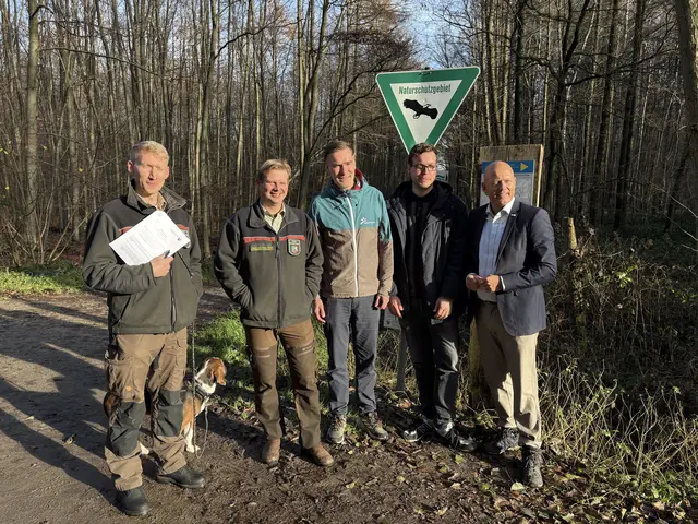 Franz van Elsbergen vom Regionalforstamt Rhein-Sieg-Erft, Revierförster Frank Pechtheyden, Naturpark-Geschäftsführer Frank Scheer mit Felix Herrmann und Landrat Frank Rock als Zweckverbandsvorsitzenden unterstützen die naturnahe Instandhaltung der Himmelsleiter.   | Foto: Andrea Floß