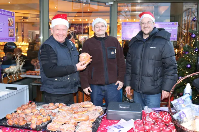 Welch ein Duft! Thomas Bröhl und Team servierten beim Nikolausabend frische Quarkbällchen und Apfelberliner. | Foto: Kaiser