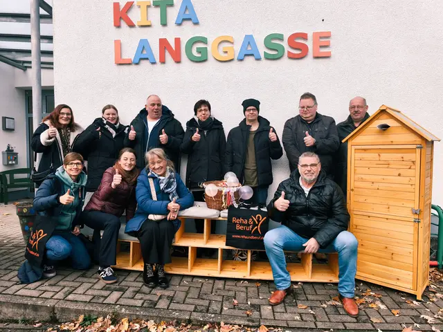 Isabelle Fehrmann, Marina Liessem, Frank Tuchscherer, Birgit Hahn, Wilfried Fritsche, Dirk Flach Kurt Ziegert (hi., v.l.), Frau Goebel (Reha &amp; Beruf), Frau Metzing (Reha &amp; Beruf), Alexandra Müller-Helm und Detlev Linden (vo., v.l.). | Foto: Reha & Beruf Hennef A.I.R Gruppe 20