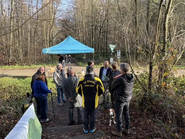 Feierliche Neueröffnung: Mit Unterstützung aus Fördermitteln des Naturparks Rheinland und einer Spende von "Glessen läuft" wurde die Himmelsleiter an der Glessener Höhe saniert.  | Foto: Andrea Floß 