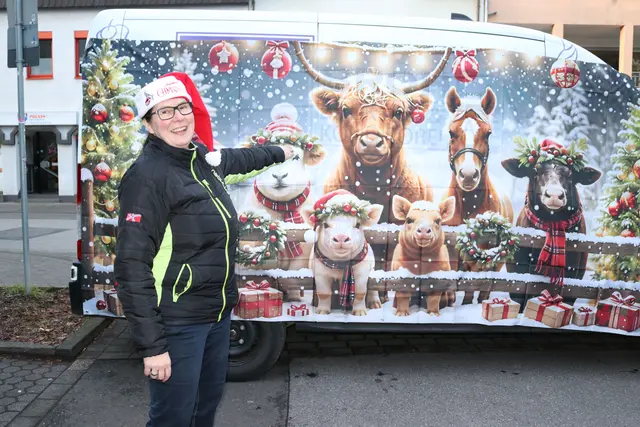 Zur Sicherheit der Besucher standen Transporter an den Zugängen. Gaby Winkler hatte die Idee, diese weihnachtlich zu „verkleiden“. Auch der „Lööre Oohs“ fehlte nicht. | Foto: Kaiser