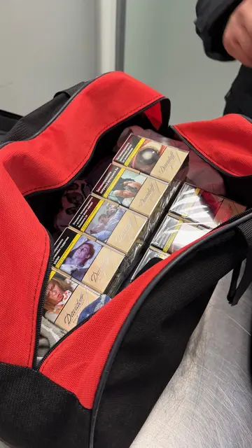 Auch diese Tasche ist weit über der Freimenge mit Zigaretten gefüllt. | Foto: Zoll