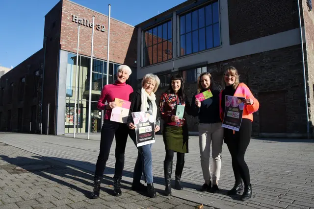 Gleichstellungsbeauftragte und ehemalige Gleichstellungsbeauftragte der Städte Gummersbach und Wiehl: (v.l.) Martina Kalkum, Anke Voigt-Katzwinkel, Bettina Loidl, Nina Sommer, Verena Kahl. | Foto: Siegbert Dierke