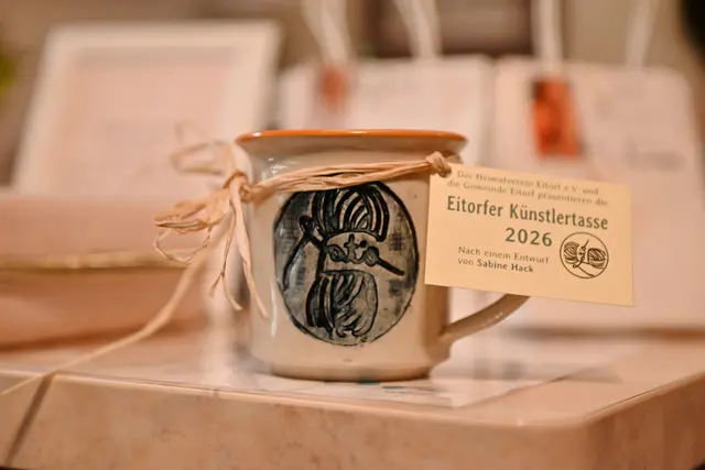 Jede Künstlertasse ist ein handgefertigtes Unikat nach einem Entwurf der Eitorfer Künstlerin Sabine Hack.  | Foto: Herkenrath