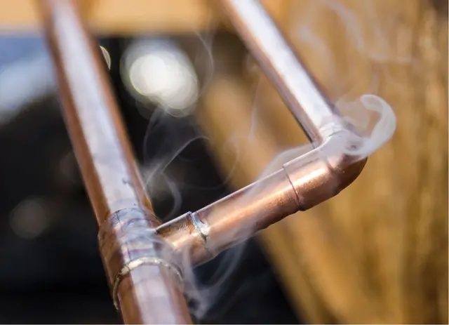 Kupferrohre sind die Klassiker in der Hausinstallation. Aus gutem Grund: Sie sind langlebig, korrosionssicher und einfach zu verarbeiten. Foto: DJD/Kupferverband/Canva