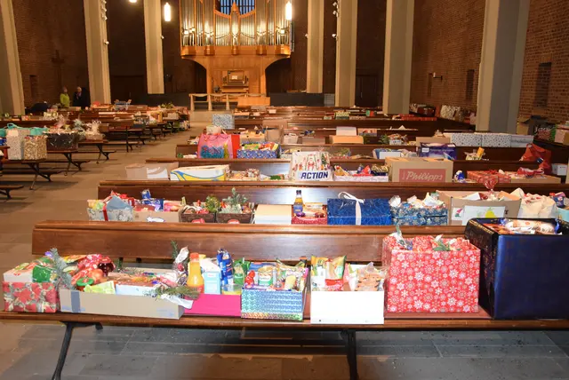 Auf den Kirchenbänken von St. Maria Königin in Sindorf wurden die Kisten für eine Nacht zwischengelagert.
 | Foto:  Zingsheim