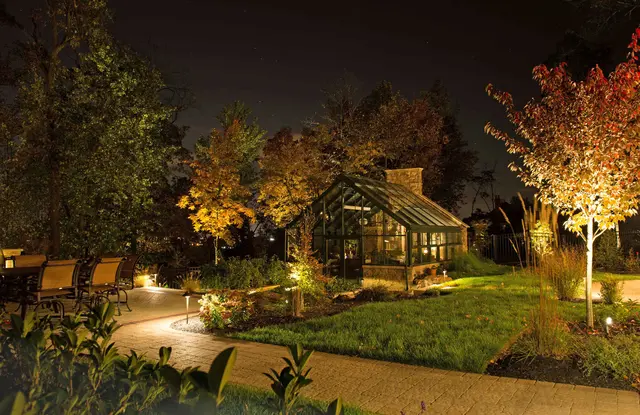 Auch im Dunkeln ein Blickfang: Eine individuell geplante Beleuchtung verleiht dem Garten eine besondere Atmosphäre. Foto: DJD/www.rainpro.de