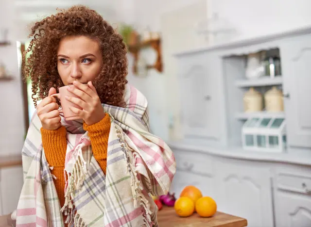 Die sorgfältig ausgewählten Heilpflanzen eines Arzneitees können gereizte Schleimhäute beruhigen und die Genesung unterstützen. Foto: DJD/Sidroga/Getty Images/gpointstudio