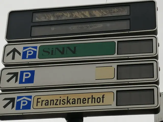 Das Parkleitsystem ist abgeschaltet, jedoch bleiben Masten und Schilder zur groben Orientierung vorerst stehen.  | Foto: Heike Löhrer