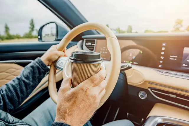 Wenn es schnell gehen muss, darf es für viele ein Coffee-to-go sein. Besonders Langstreckenfahrer holen sich unterwegs gerne einen Kaffee. Foto: DJD/Aral/nblxer - stock.adobe.com