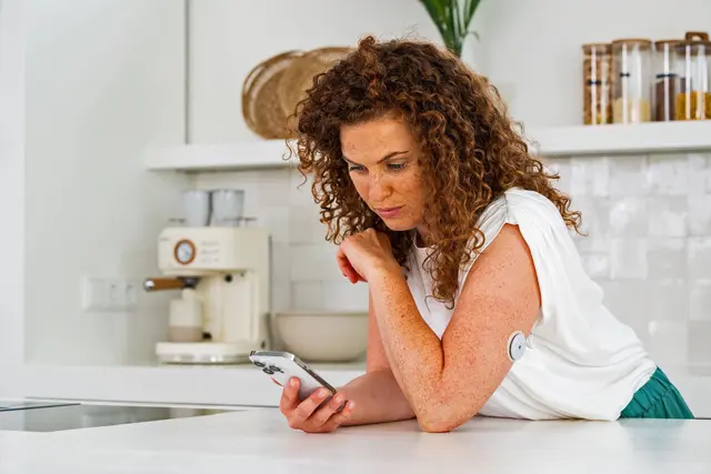 Durch Künstliche Intelligenz (KI) gestützte Vorhersagen geben Menschen mit Typ-2-Diabetes jetzt die Möglichkeit, frühzeitig zu reagieren, bevor zu hohe oder niedrige Glukosewerte auftreten. Foto: DJD/Roche Diagnostics