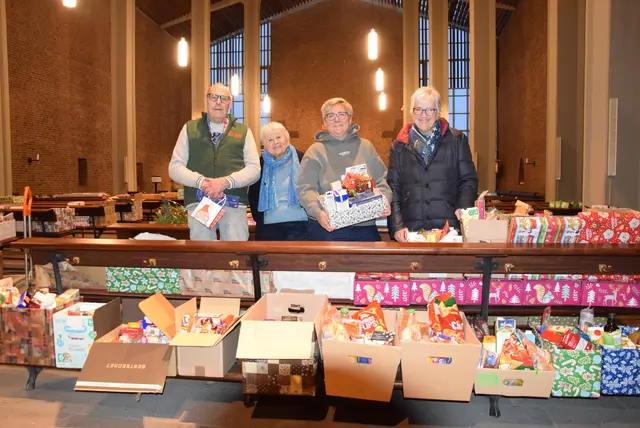 Alle Hände voll zu tun hatten die ehrenamtlichen Mitarbeiterinnen und Mitarbeiter der Tafel Kerpen, die an zwei Tagen mehr als 600 Lebensmittelkisten angenommen und an die Bedürftigen ausgegeben haben.
 | Foto: Zingsheim