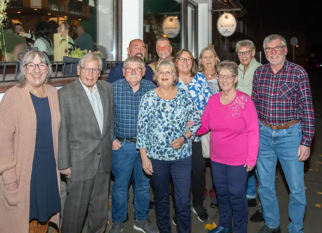 Die frühere Klassensprecherin und langjährige Klassentreffen-Organisatorin Angelika Wolfgramm (v.l.) mit dem ehemaligen Klassenlehrer Hans-Ernst Mohr sowie den „Schüler*innen“ Uwe Layher, Klaus Tennior, Hannelore Schmidt (vorne), Rainer Weckauff, Anette Steinacker, Hannelore Austel, Veronika Fischer (vorne), Elke Zons und Dieter Giese. Foto: Axel König