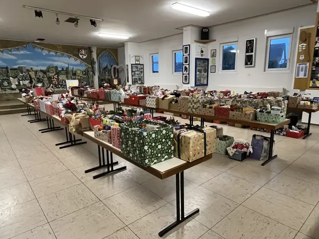 259 Weihnachtspäckchen fanden ihren Weg in die Schützenhalle in Bedburg. | Foto: Ruben Bartsch