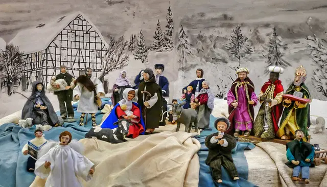 Speziell zum 20-jährigen Jubiläum sind auf dem Foto alle Krippenfiguren als „Ensemble" zusammengestellt. Sonst sind nie alle Figuren bei den verschiedenen Krippenbildern zu sehen. Foto: Astrid Heisinger