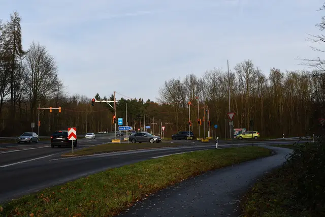 Mobile Ampeln an den Autobahnzufahrten sollen bis zum 25. Januar 2026 den Verkehrsfluss rund um das Phantasialand regeln. Die Aktion Wintertraum erfreut sich auch in Hürth großer Beliebtheit. | Foto: Foto: Brodüffel