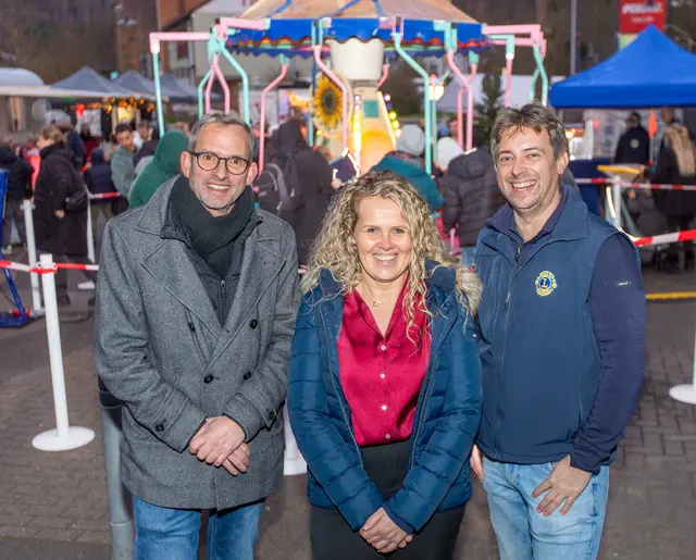 Jugendamtsleiter Jens Volkmer (l.), eine Mitarbeiterin des Jugendamtes und Christian Kreuzer vom Overather Lions Club vor dem Nikolausmarkt. Foto: Axel König