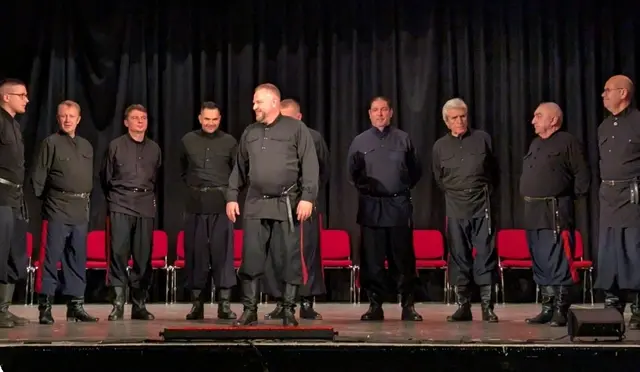 Das Ensemble des Don Kosaken Chors brachte u. a. mit großen Stimmen klassische Chorwerke und sakrale Klänge aus der griechisch - orthodoxen Kirche zur Aufführung.  | Foto: Martin Reisner