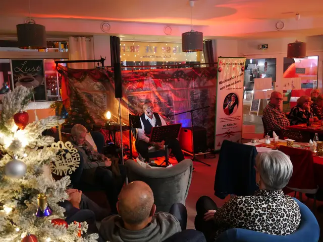 Joe Sturm präsentiert im adventlichen Ambiente von Mines Spatzentreff sein vorweihnachtliches Solo-Programm "Heimatsprooch".  | Foto: Anita Brandtstäter