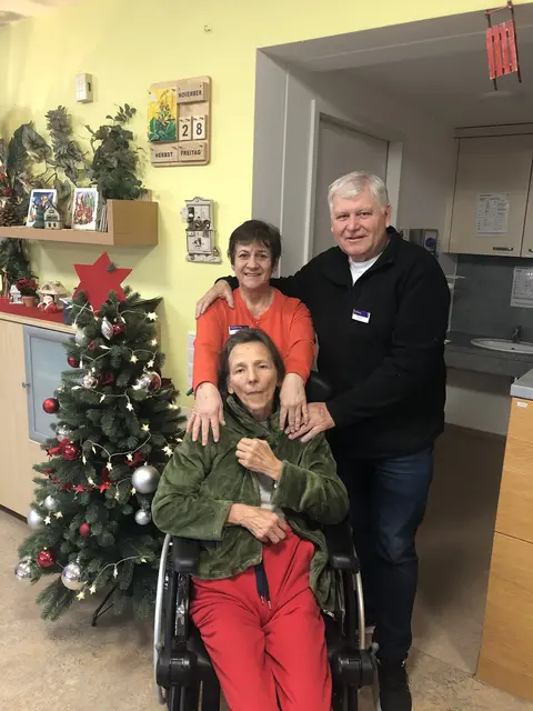 Günter Düren mit Ehefrau Delia Düren und Alltagsbegleiterin Anna Aetopoulou im Seniorenzentrum Haus Quirlsberg. Foto: Düren