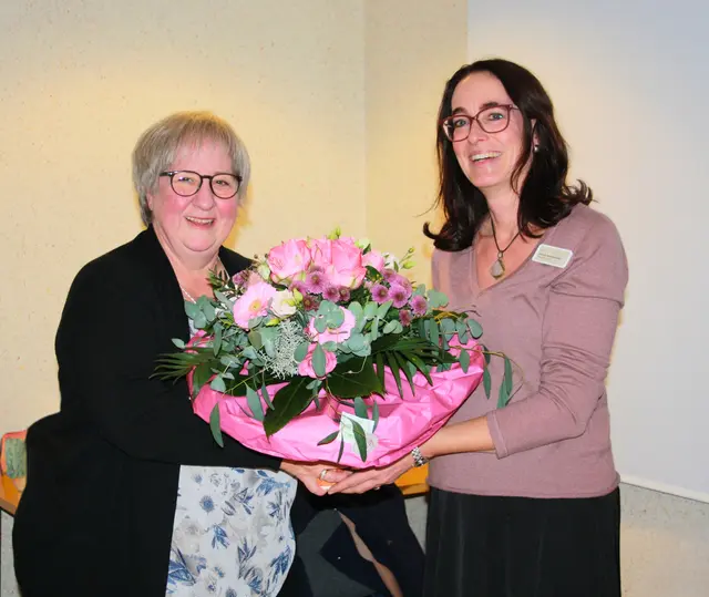 Pflegedirektorin Kerstin Weitzenkamp gratuliert der langjährigen Mitarbeiterin Ute Berg zum Renteneintritt | Foto: Helios Klinik Wipperfürth