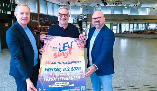 Freuen sich schon auf das XXL-Mitsingkonzert im Terrassensaal des Forums, der dann karnevalistisch dekoriert ist: (v.r.) Arthur Horváth, Thomas Loef und Thomas Eimermacher. Foto: Gabi Knops-Feiler 