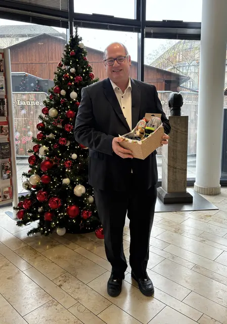 Oberbürgermeister Stefan Hebbel ruft zur Teilnahme an der Spendenaktion „Friedensboxen für Kinder in Nikopol" auf.  Foto: Stadt Leverkusen
