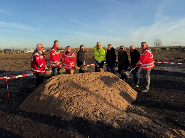 Das Foto zeigt v.l.n.r.: Friedrich Reusch (Vorsitzender DRK), Christian Hopp und Gerd Röhrig (beide DRK), Bürgermeister Matthias Großgarten, Bauunternehmer Andreas Klein, Sebastian Fischer (Stadtentwicklungsgesellschaft), Sabine Manheller (Stadt Niederkassel), Architekt Markus Würker, Stephan Vehreschild (DRK-Kreisverband Rhein-Sieg).  | Foto: Thüren