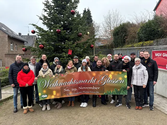 17.000 Euro aus dem Erlös des Weihnachtsmarkts in Glessen konnte der Veranstalter "Wir leben Glessen e.V." für die Kinder- und Jugendarbeit der örtlichen Vereine und Institutionen überreichen.  | Foto: Andrea Floß