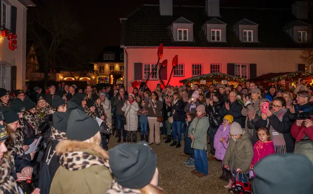 Chorpremiere der „Hennefer Diamanten“ und „Kurparktulpen“, arrangiert von Robert Urbansky. | Foto: Heimermann