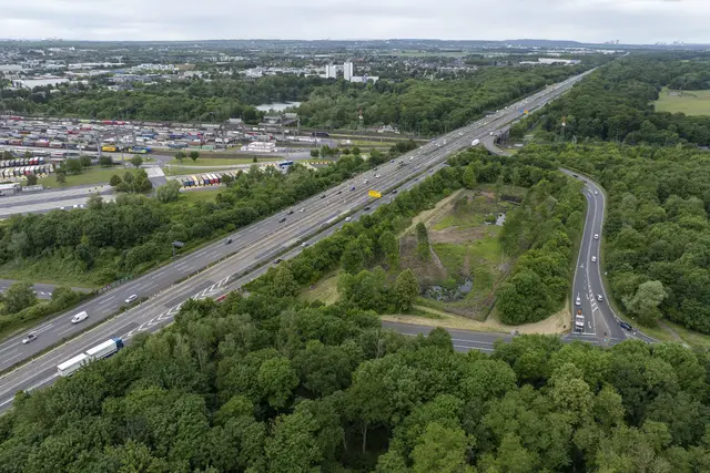 Aufgrund der Schäden am Brückenbauwerk, gelten Einschränkungen für den Schwerlastverkehr und Geschwindigkeitsbegrenzungen. Nun soll kontrolliert werden. | Foto: Uwe Weiser