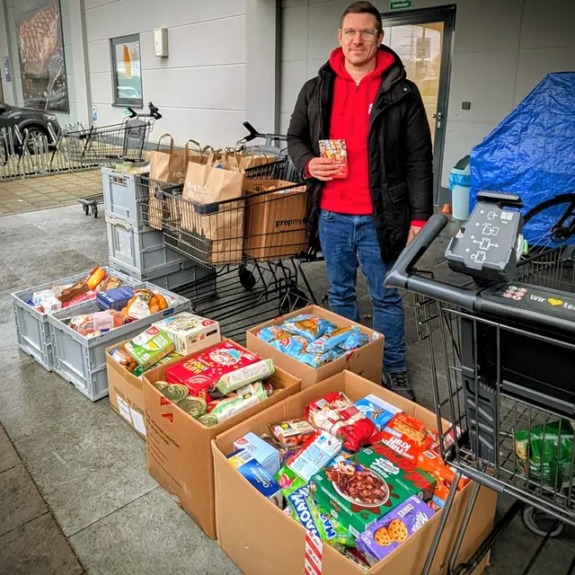 Daniel Engel, Ratsmitglied für Friedrich-Wilhelms-Hütte und Organisator der Tafel-Sammlung vor Ort, mit den gesammelten Lebensmitteln. | Foto: SPD-Fraktion Troisdorf