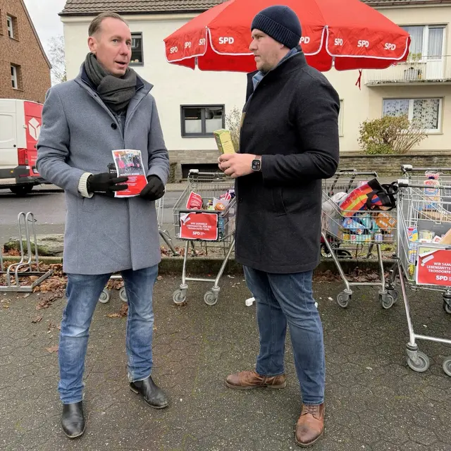 SPD-Fraktionsvorsitzender René Wirtz (links) gemeinsam mit dem Spicher Ratsmitglied Nico Novacek, der die Lebensmittelsammlung in Spich organisiert hat. | Foto: SPD-Fraktion Troisdorf