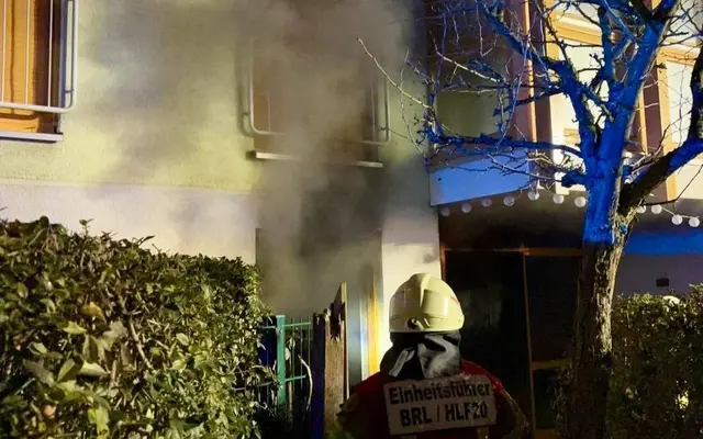 Beim Eintreffen der Feuerwehr drang dichter Rauch aus den Fenstern im Erdgeschoss.  | Foto: Foto: Feuerwehr Brühl