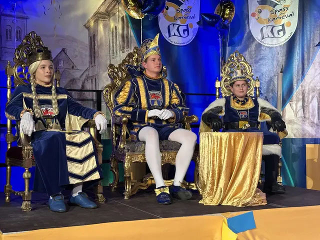 Das neue Overather Dreigestirn (v.l.) mit Jungfrau Moni alias Moritz Wester, Prinz Bastian I. (Habers) und Bauer Tom (Habers). Foto: © S. Fielstette, Stadt Overath