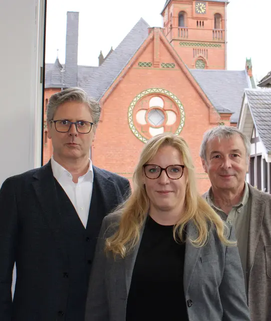 (v.l.) Superintendent Bernd-Ekkehart Scholten, Anika Overath (neue Geschäftsführerin) und Thomas Holtzmann (bisheriger Geschäftsführer). Foto: Diakonisches Werk Leverkusen