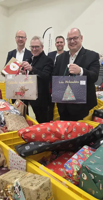 (v.l.) Markus Grawe (Vorsitzender des Stiftungsvorstandes), Klaus Niesen (Geschäftsführer der Peter Niesen GmbH &amp; Co. Internationale Möbelspedition KG), Manuel Bast (Geschäftsführer Bürgerstiftung Leverkusen) und Oberbürgermeister Stefan Hebbel (Mitglied des Stiftungsvorstandes). Foto: Bürgerstiftung