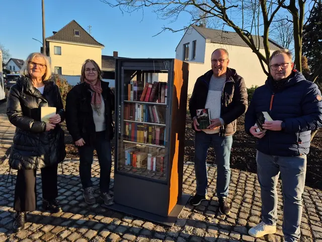 Von links: Schrank-Patin Hanne Brohl, Kerstin Kuffner (Amt für Grünplanung), Ortsvorsteher Wolfgang Weithe-Berchtold und Frank Peukert (Vorsitzender Ortsring Müllekoven). | Foto: Stadt Troisdorf