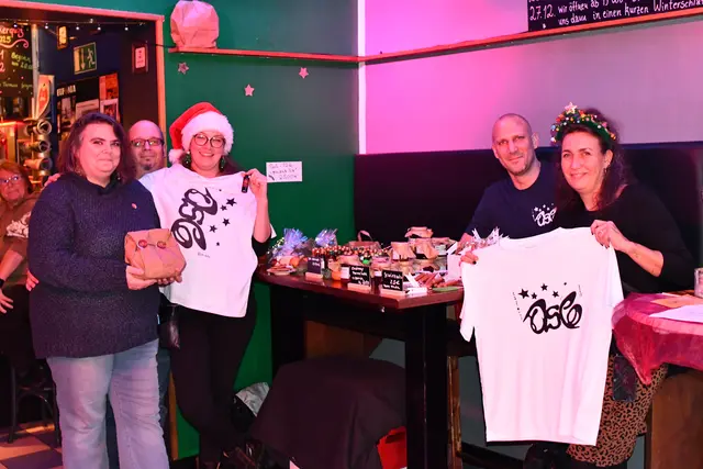 T-Shirts und Solidaritätstüten: Auch beim kleinen Weihnachtsmarkt war die Unterstützung für das Oslo groß. | Foto: Foto: Brodüffel